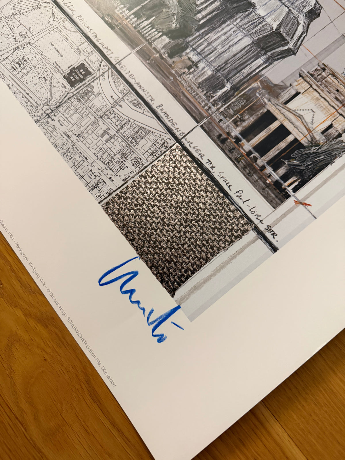 Christo (1935-2020) - „Wrapped Reichstag, Project for Berlin" - Collage mit Silberfolie (handsigniert)