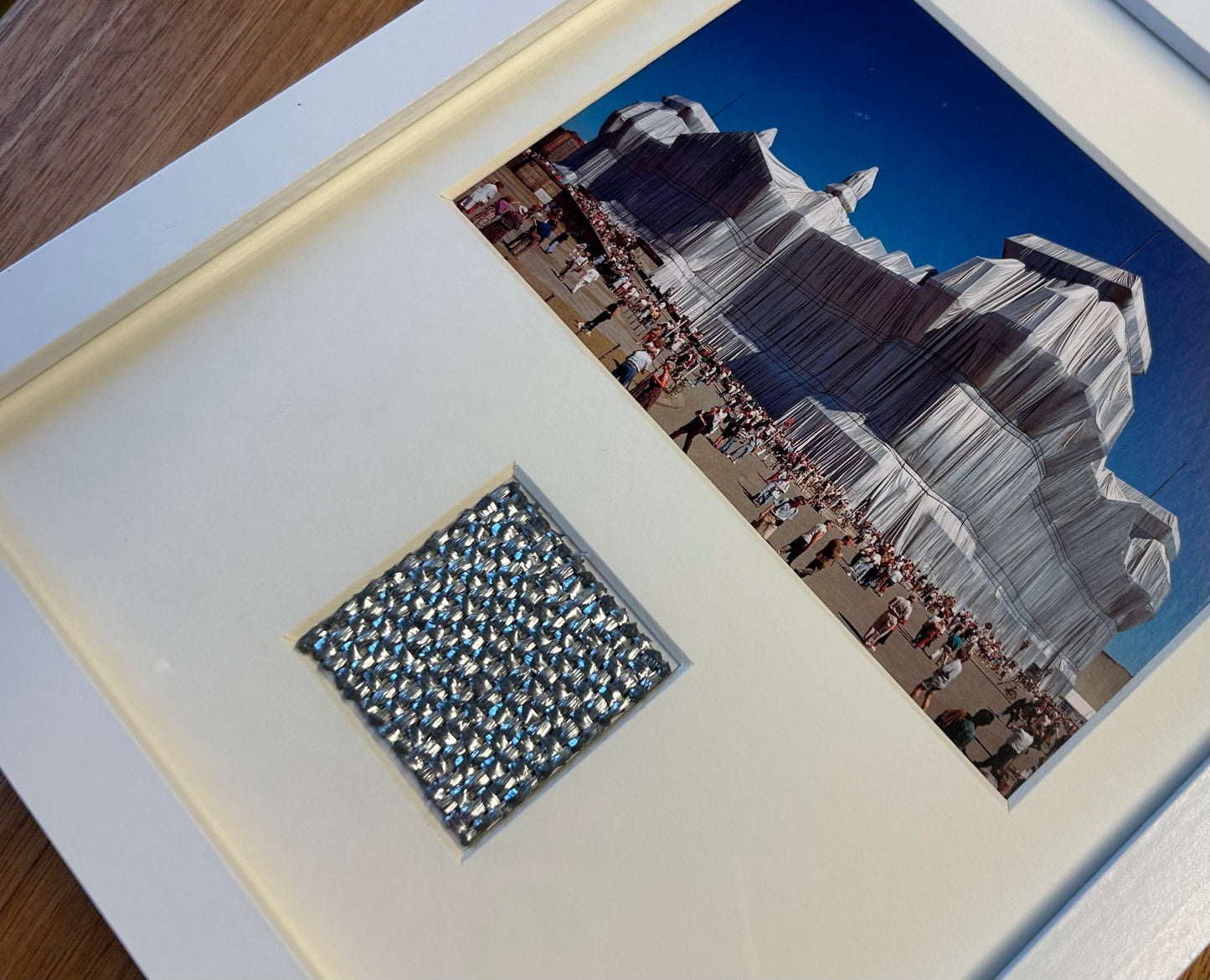 Christo - „The Wrapped Reichstag“ Offsetdruck mit Stofffetzen