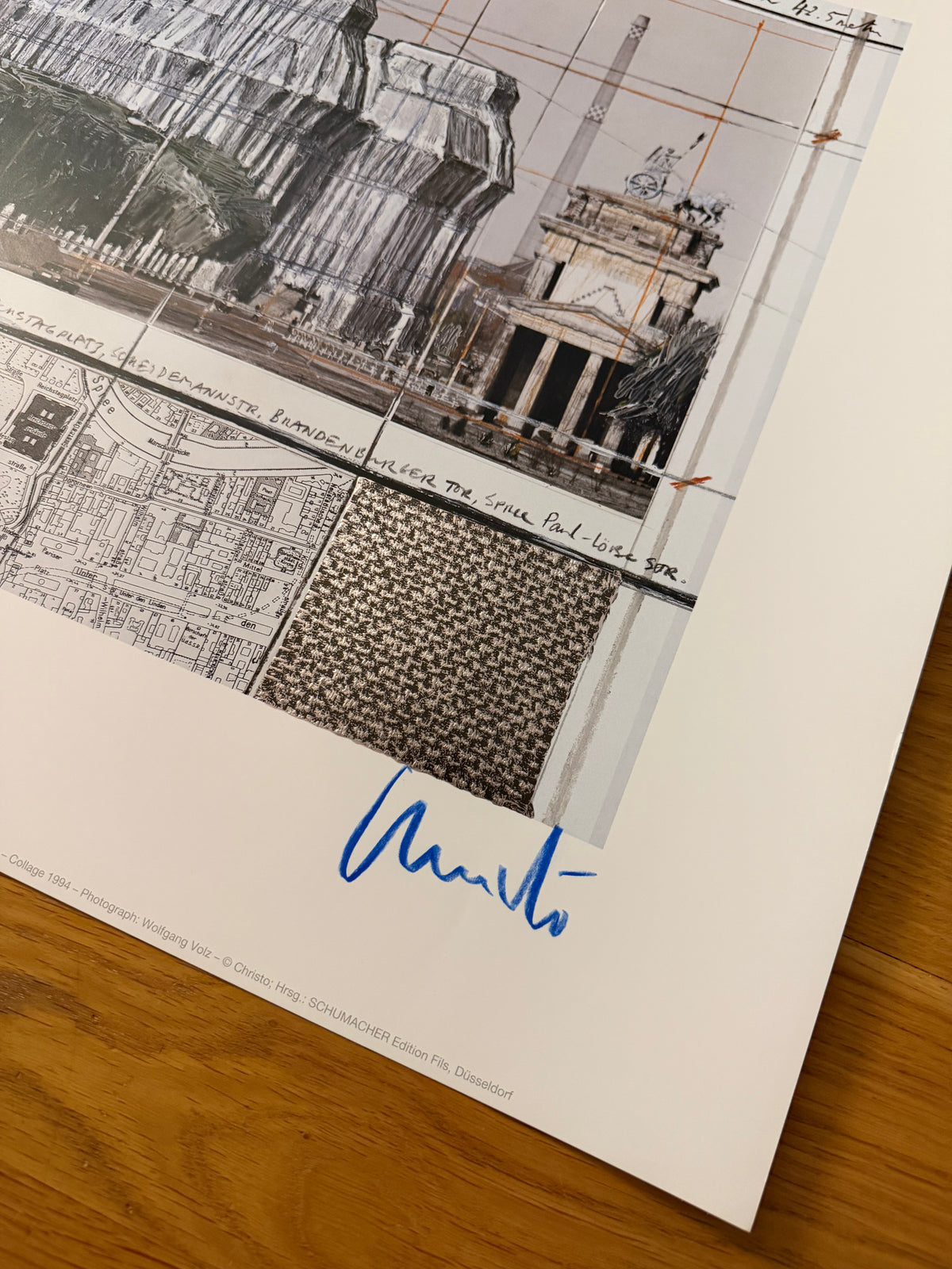 Christo (1935-2020) - „Wrapped Reichstag, Project for Berlin" - Collage mit Silberfolie (handsigniert)