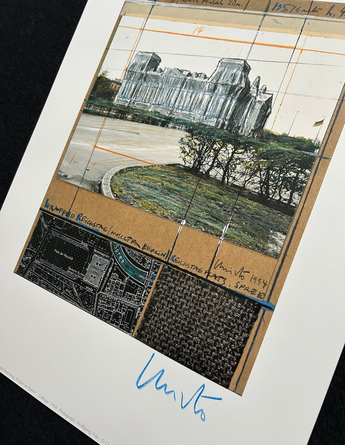 Christo (1935-2020) - „Wrapped Reichstag, Project for Berlin" - Collage mit Silberfolie (signiert)