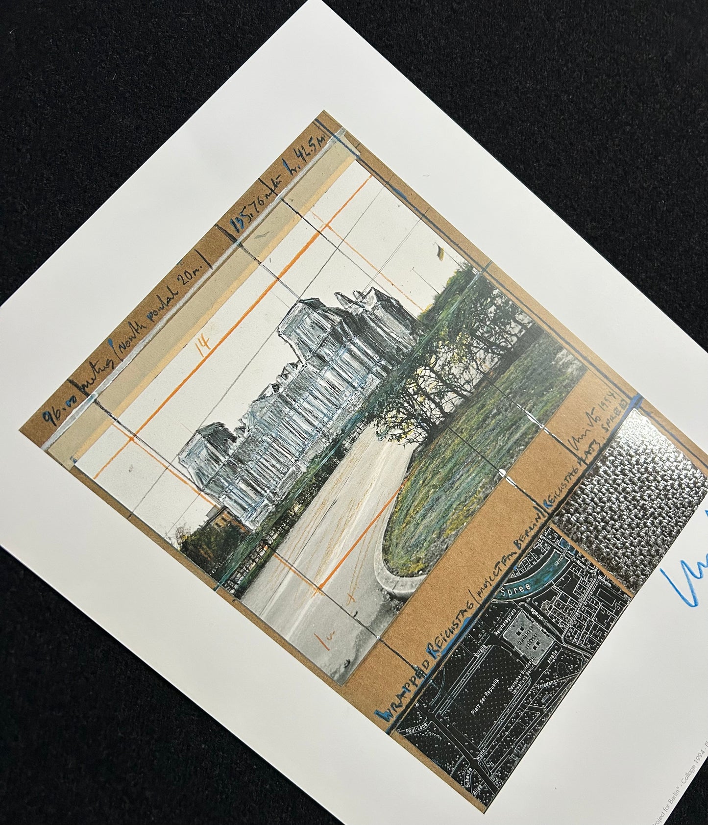 Christo (1935-2020) - „Wrapped Reichstag, Project for Berlin" - Collage mit Silberfolie (signiert)