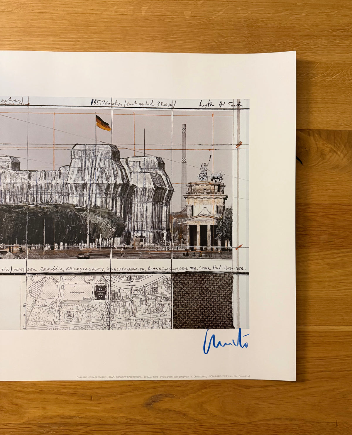 Christo (1935-2020) - „Wrapped Reichstag, Project for Berlin" - Collage mit Silberfolie (handsigniert)