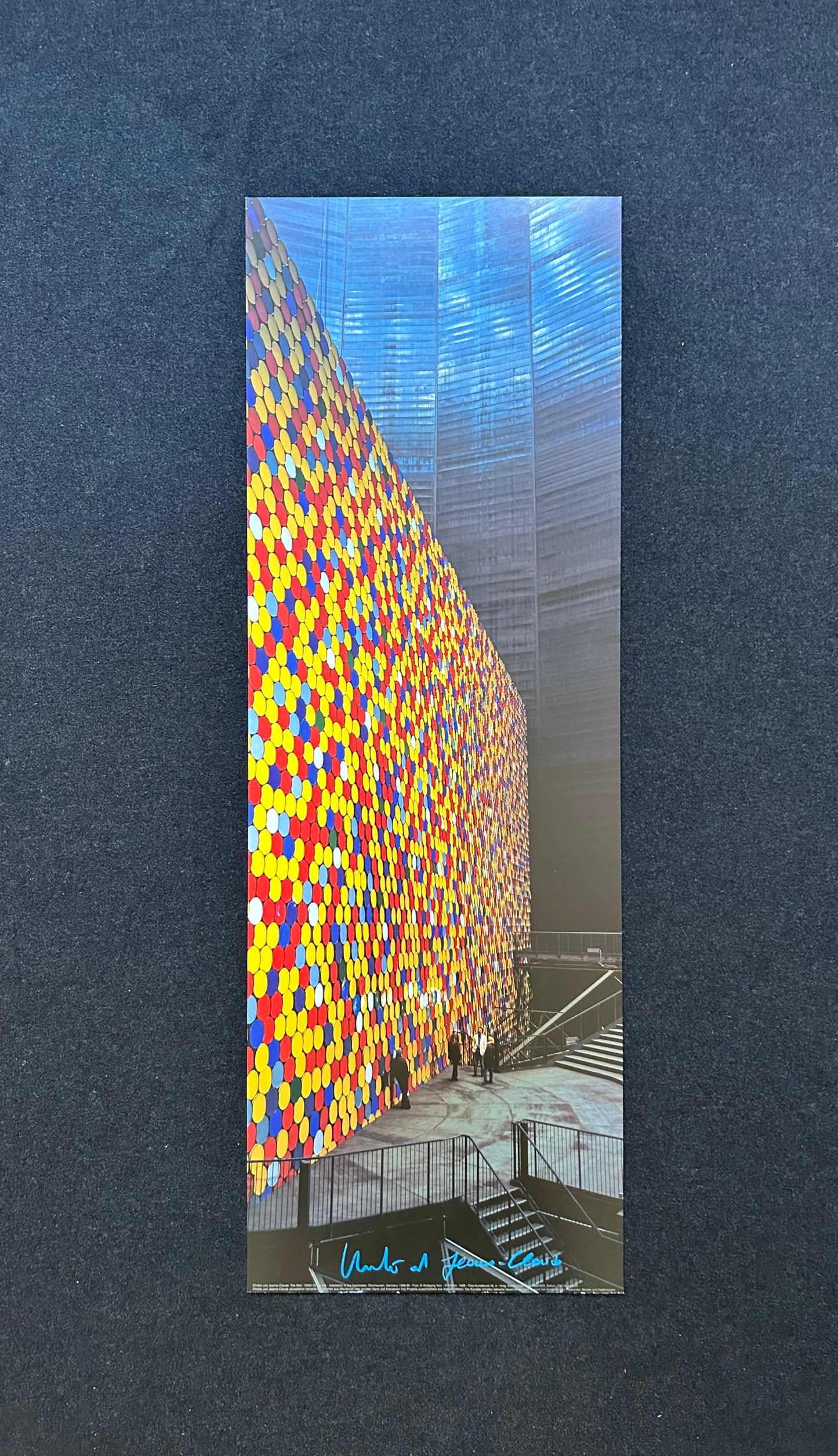Christo (1935-2020) - „The Wall, 13000 Oil Barrels - Installation in the Gasometer“ (handsigniert)