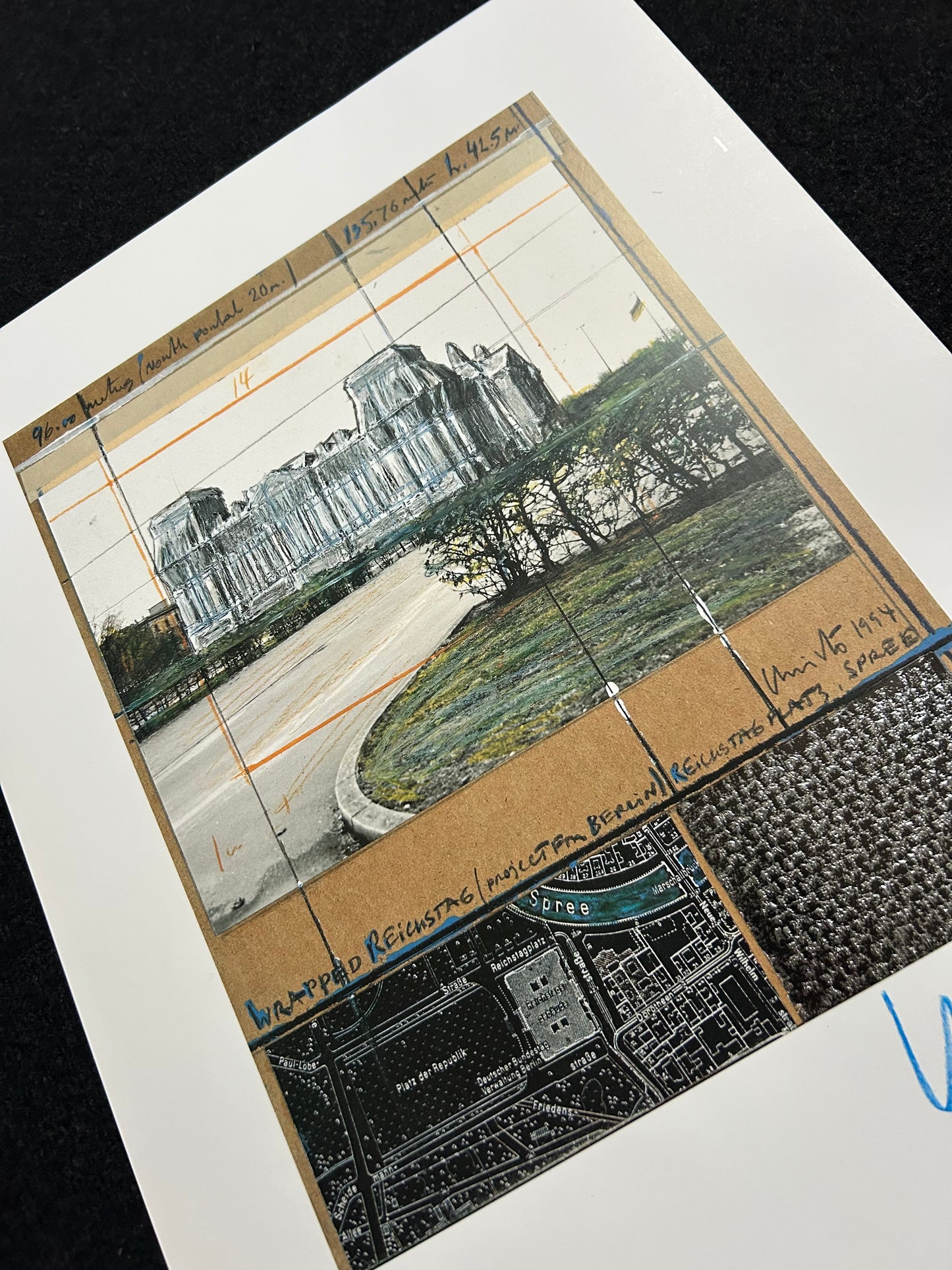 Christo (1935-2020) - „Wrapped Reichstag, Project for Berlin" - Collage mit Silberfolie (signiert)