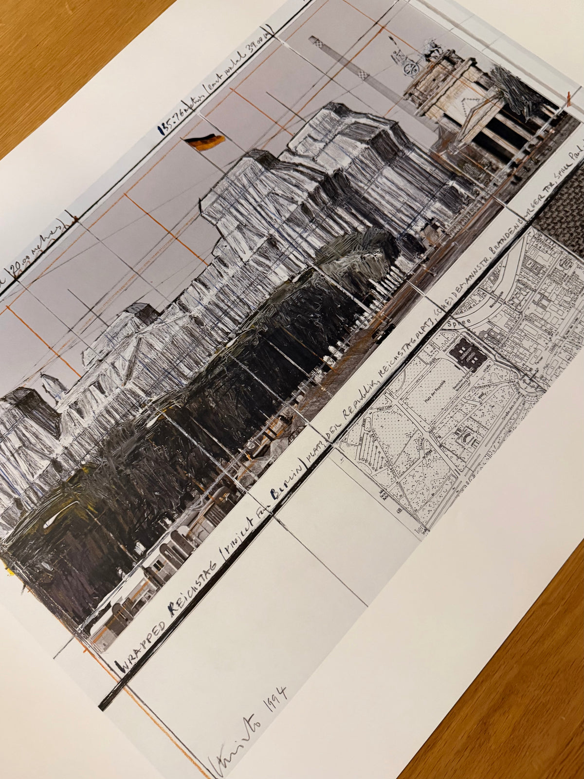 Christo (1935-2020) - „Wrapped Reichstag, Project for Berlin" - Collage mit Silberfolie (handsigniert)