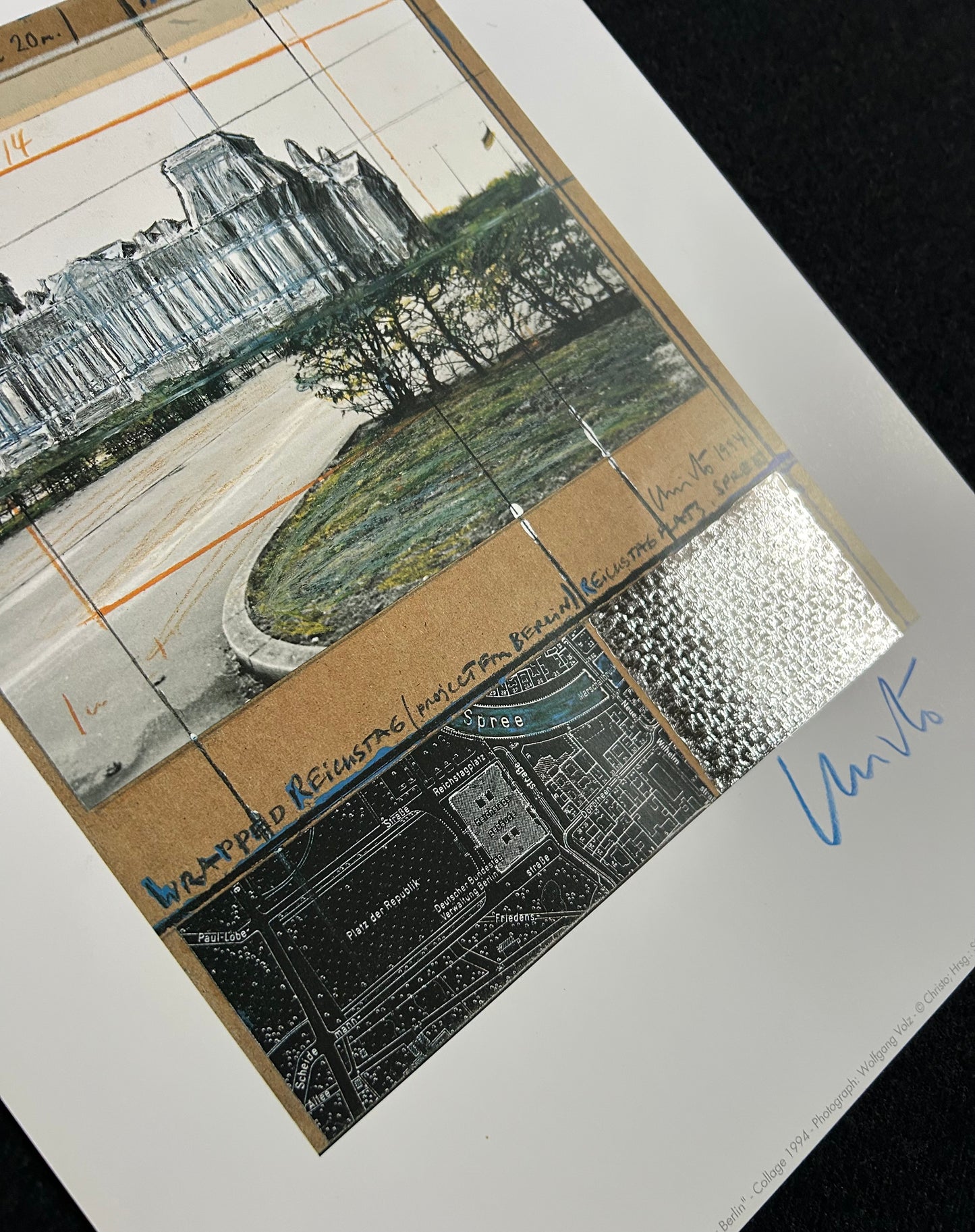 Christo (1935-2020) - „Wrapped Reichstag, Project for Berlin" - Collage mit Silberfolie (signiert)