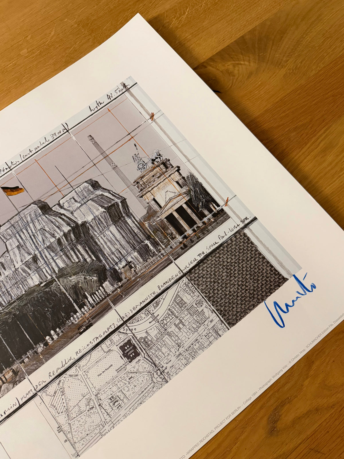 Christo (1935-2020) - „Wrapped Reichstag, Project for Berlin" - Collage mit Silberfolie (handsigniert)