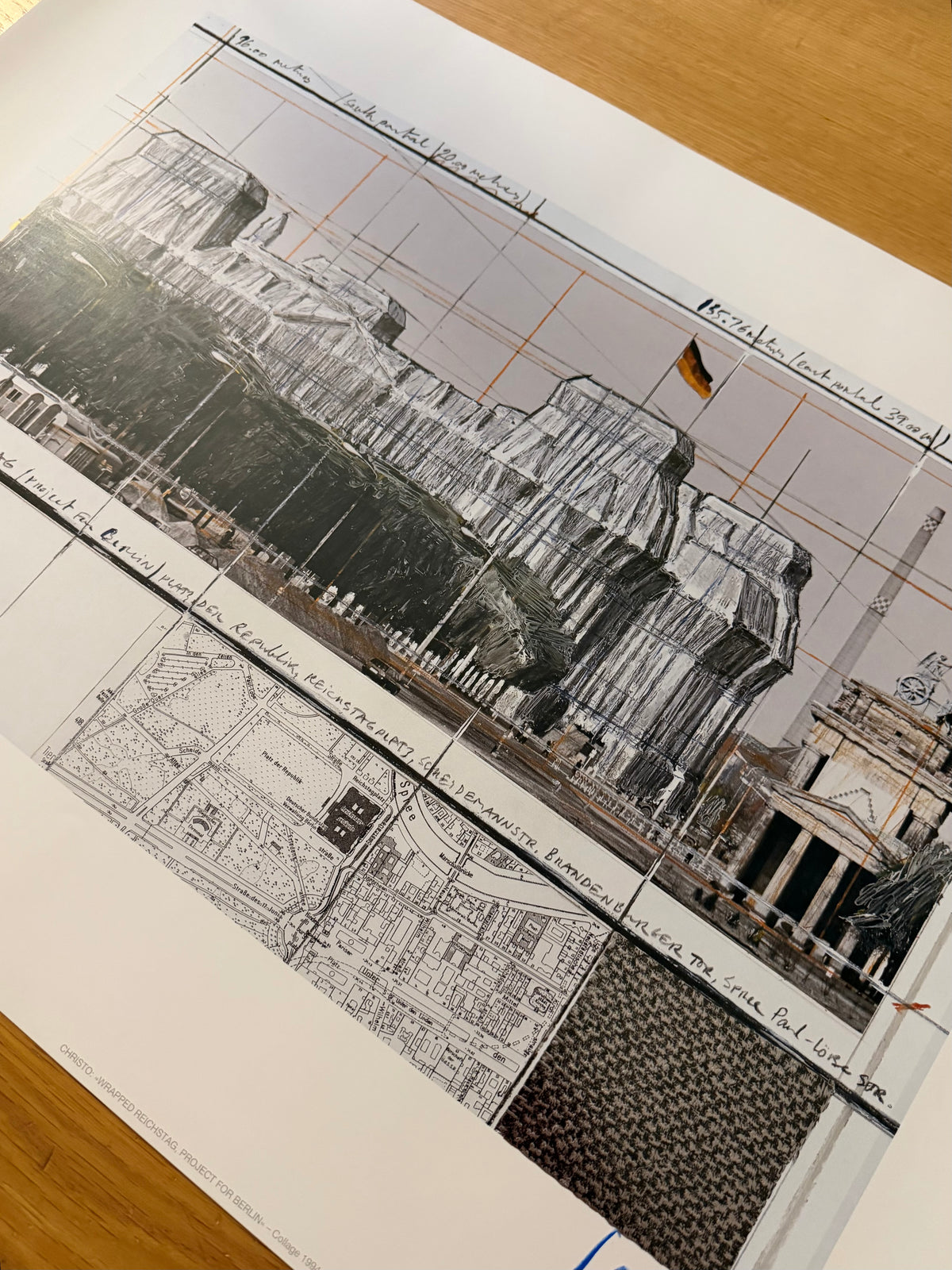 Christo (1935-2020) - „Wrapped Reichstag, Project for Berlin" - Collage mit Silberfolie (handsigniert)