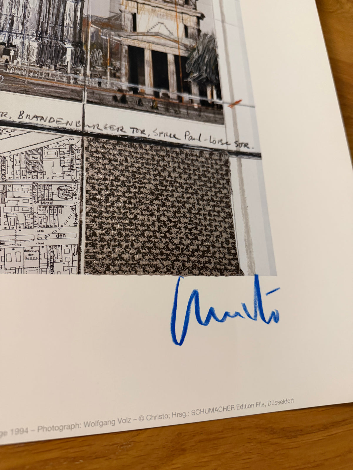 Christo (1935-2020) - „Wrapped Reichstag, Project for Berlin" - Collage mit Silberfolie (handsigniert)