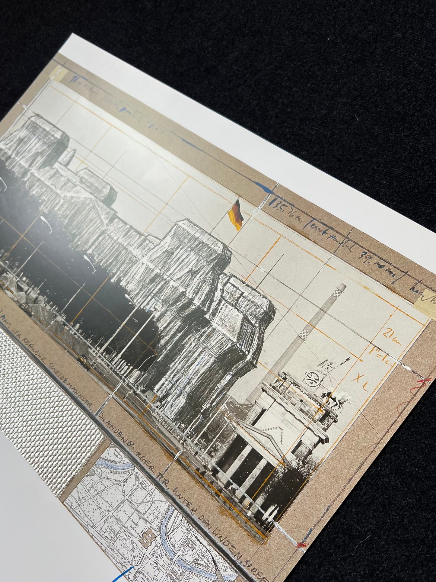 Christo (1935-2020) - „Wrapped Reichstag, Project for Berlin" - Collage mit Silberfolie (signiert)