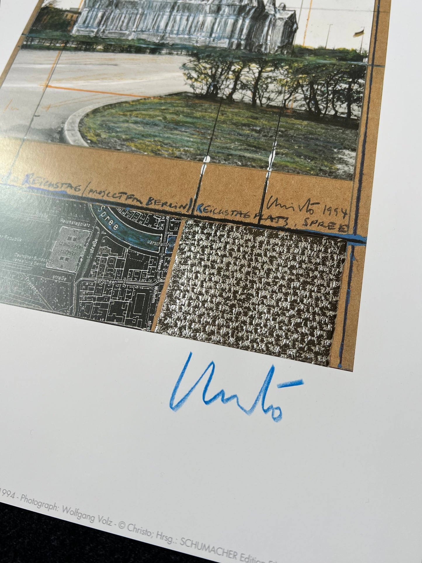 Christo (1935-2020) - „Wrapped Reichstag, Project for Berlin" - Collage mit Silberfolie (signiert)