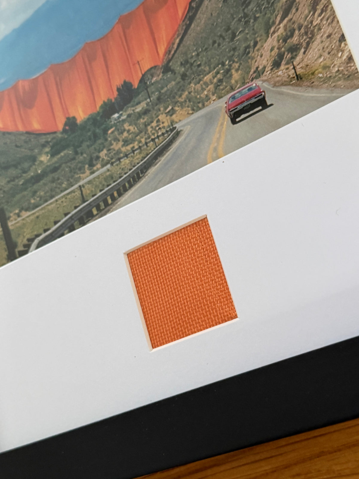 Christo - „Valley Curtain“ Offsetdruck mit Stofffetzen