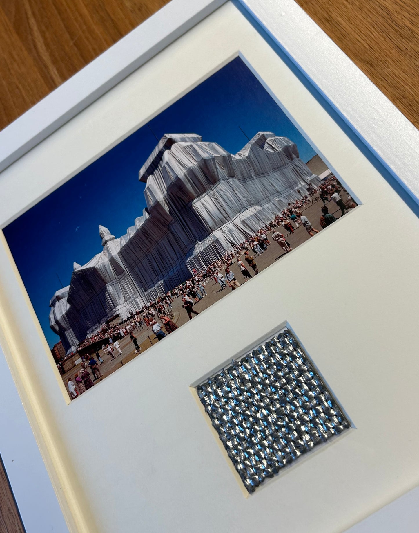 Christo - „The Wrapped Reichstag“ Offsetdruck mit Stofffetzen