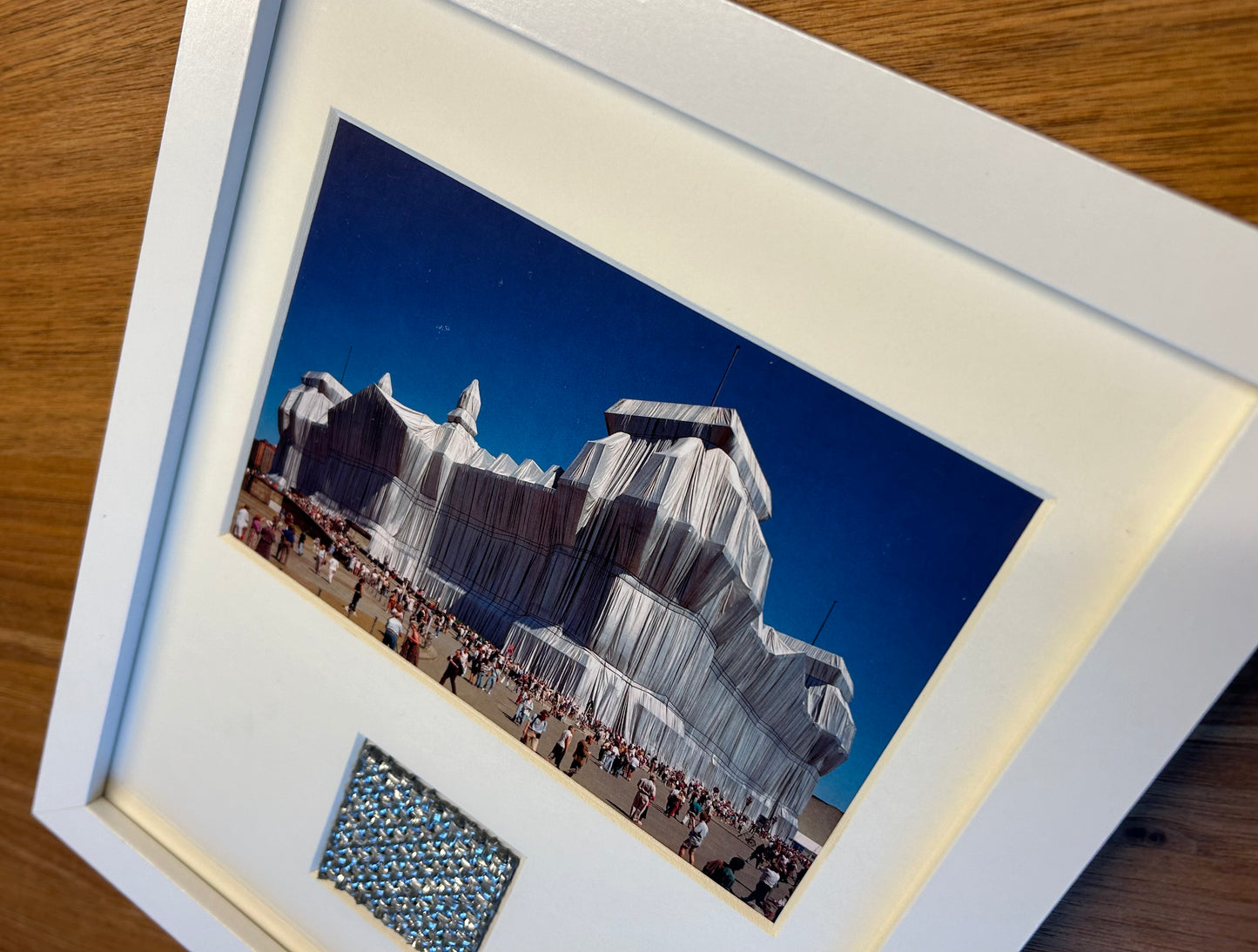 Christo - „The Wrapped Reichstag“ Offsetdruck mit Stofffetzen