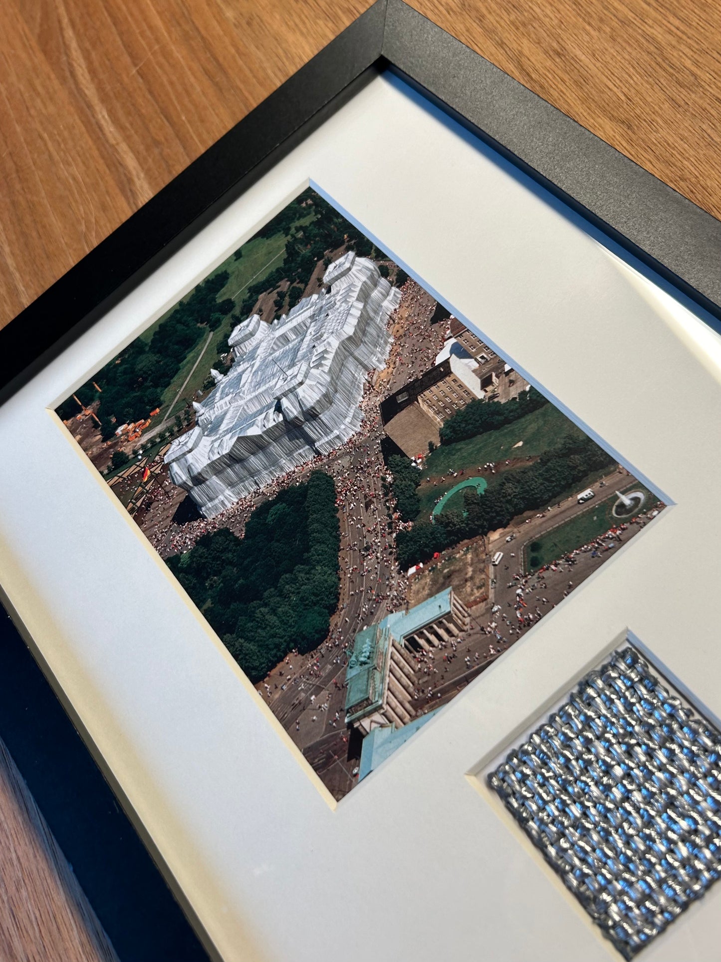 Christo - „The Wrapped Reichstag“ Offsetdruck mit Stofffetzen