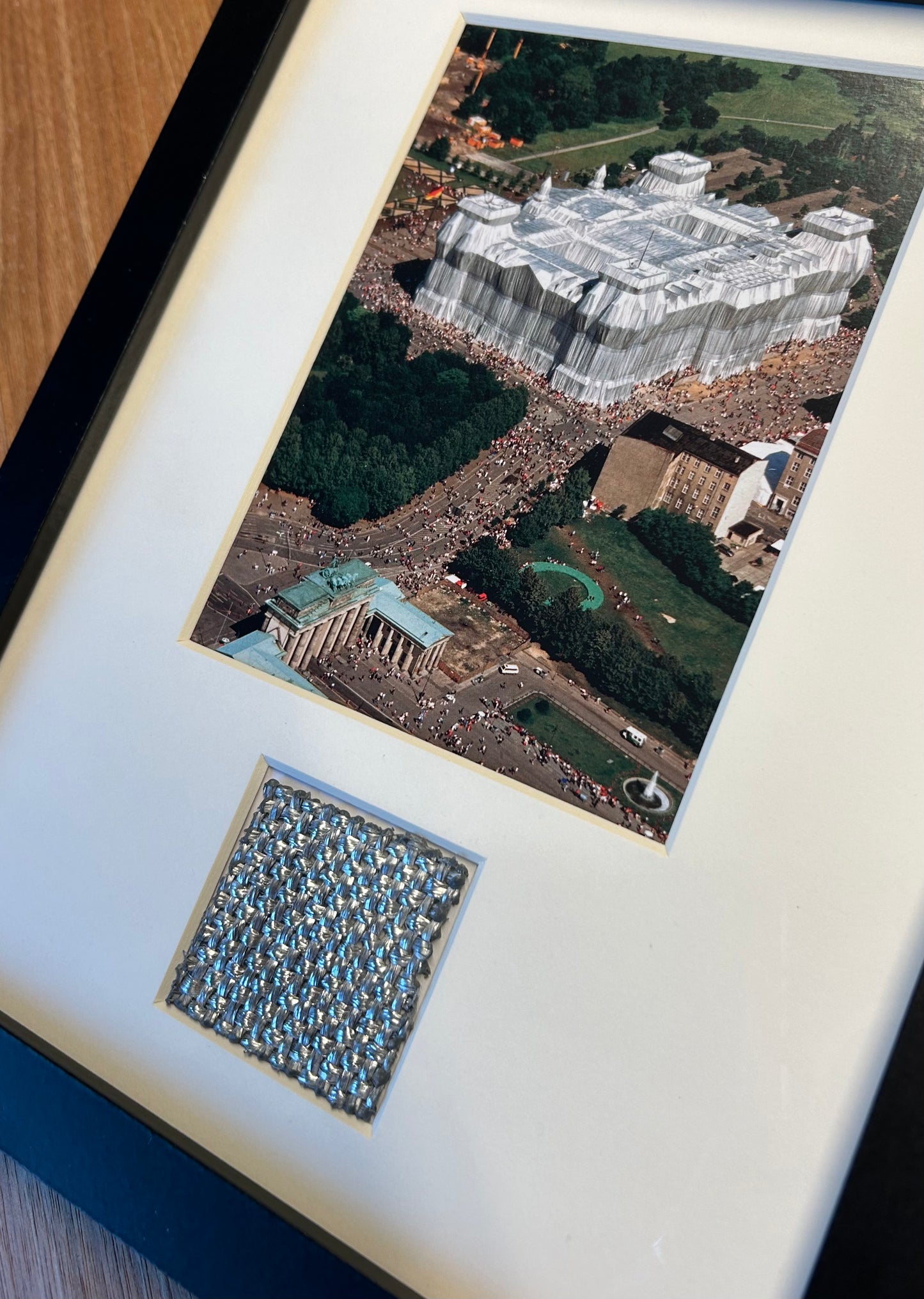 Christo - „The Wrapped Reichstag“ Offsetdruck mit Stofffetzen