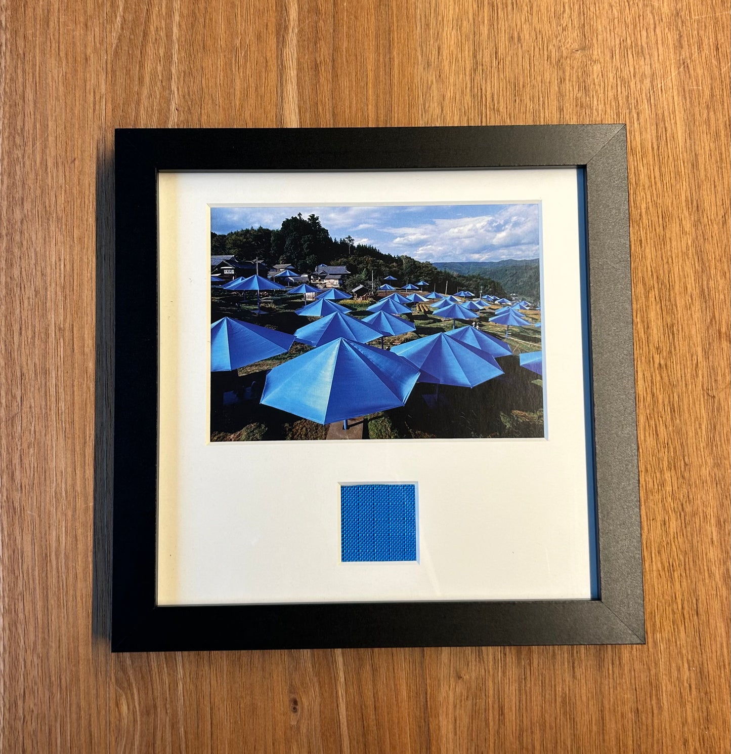 Christo - „The Blue Umbrellas“ Offsetdruck mit Stofffetzen