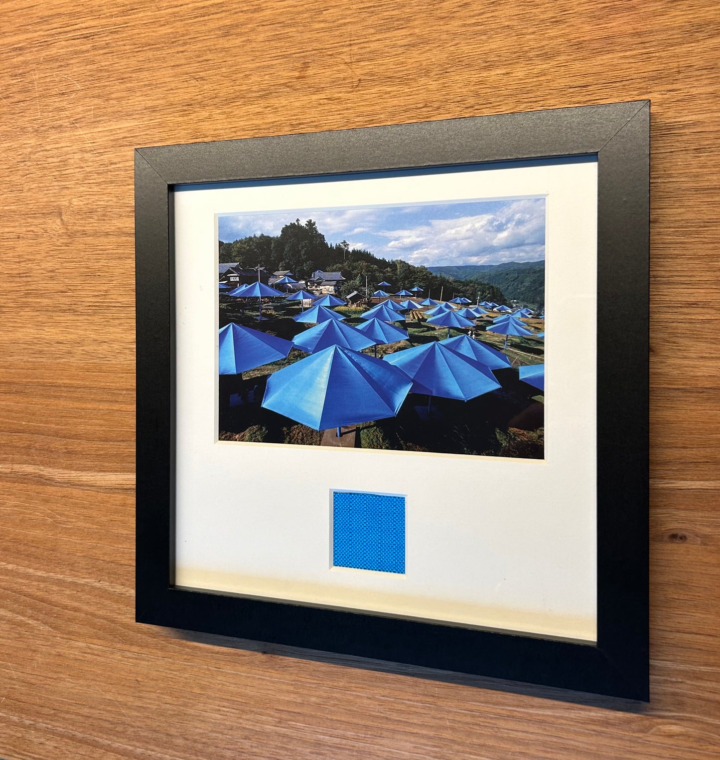 Christo - „The Blue Umbrellas“ Offsetdruck mit Stofffetzen