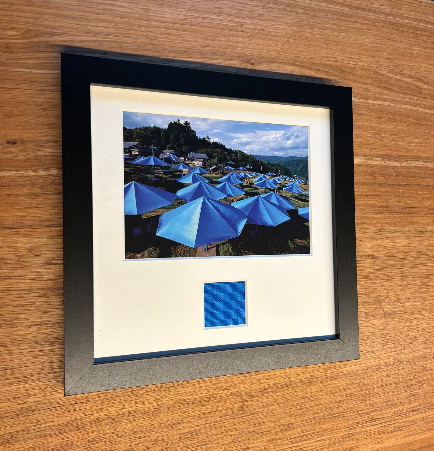 Christo - „The Blue Umbrellas“ Offsetdruck mit Stofffetzen