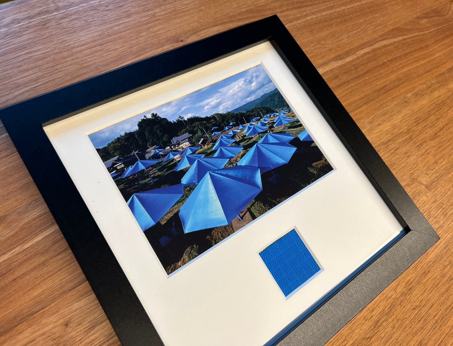 Christo - „The Blue Umbrellas“ Offsetdruck mit Stofffetzen