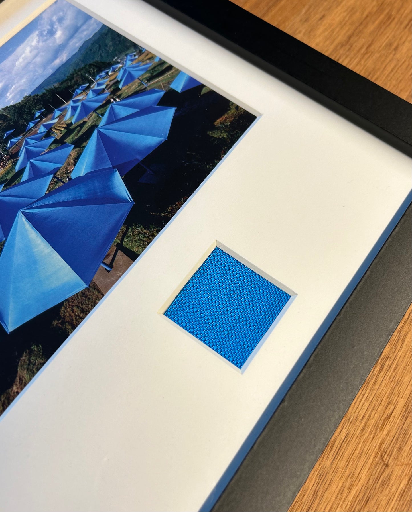 Christo - „The Blue Umbrellas“ Offsetdruck mit Stofffetzen