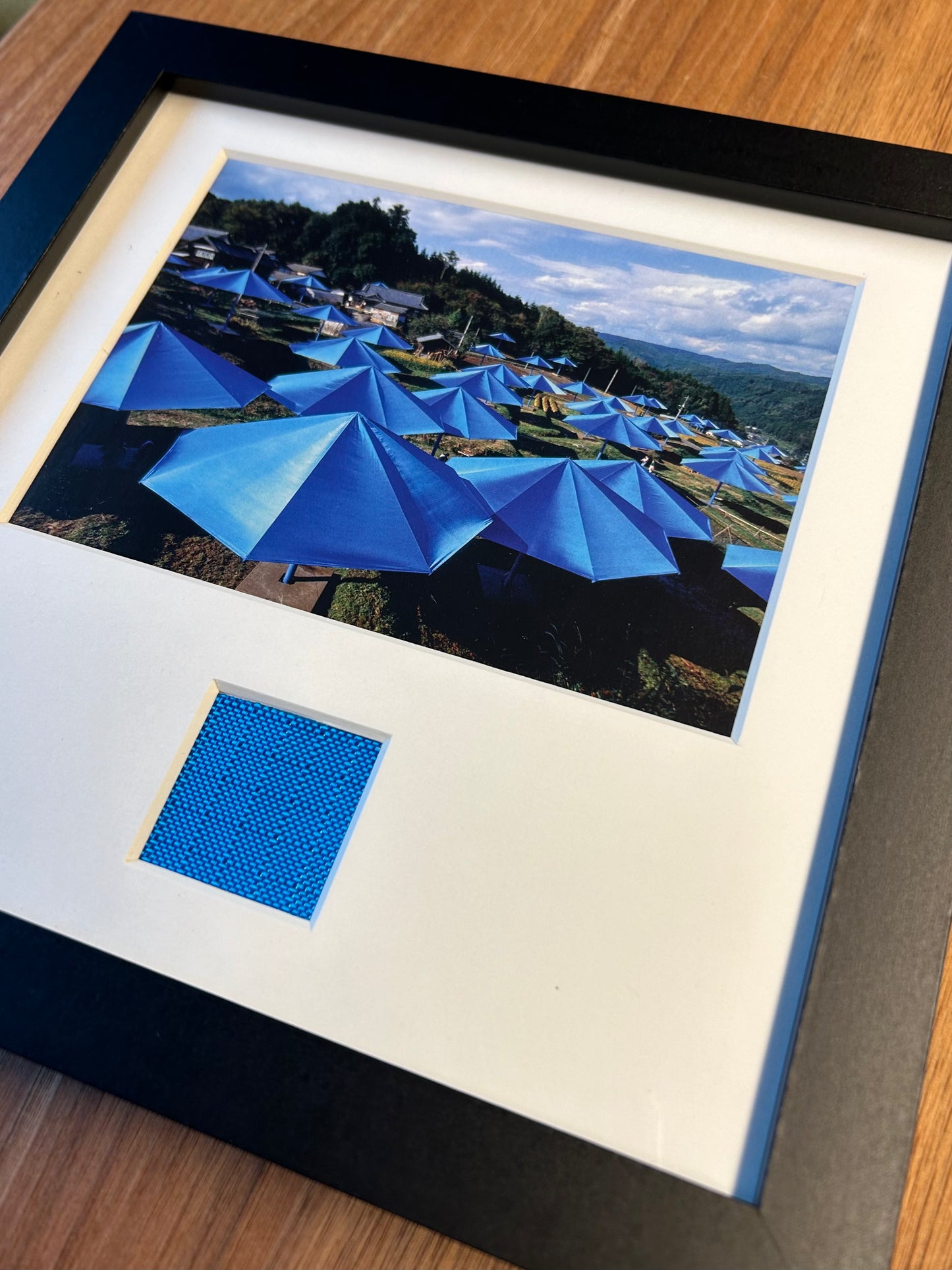 Christo - „The Blue Umbrellas“ Offsetdruck mit Stofffetzen