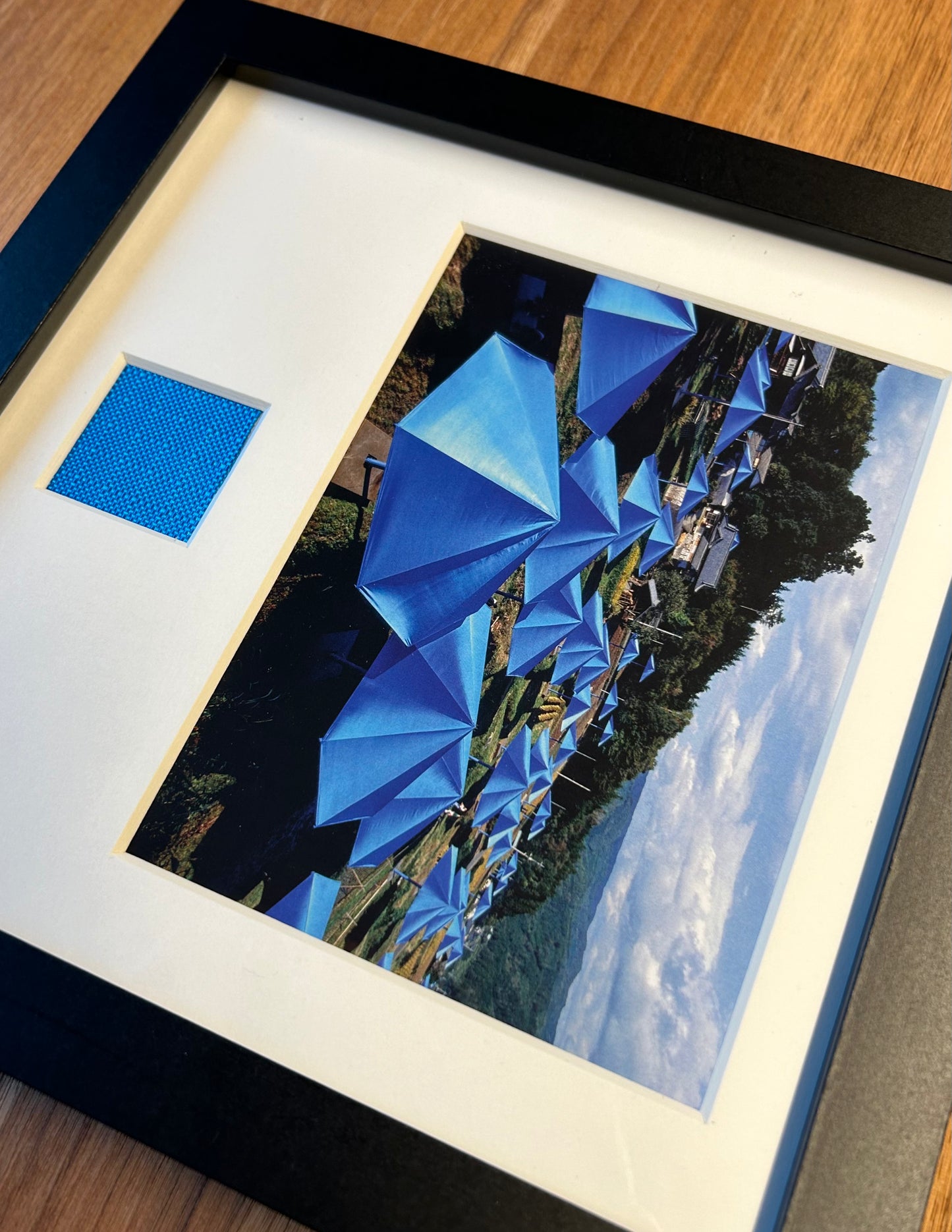 Christo - „The Blue Umbrellas“ Offsetdruck mit Stofffetzen