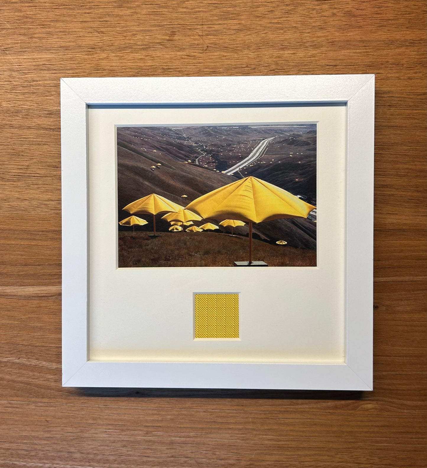 Christo - „The Yellow Umbrellas“ Offsetdruck mit Stofffetzen