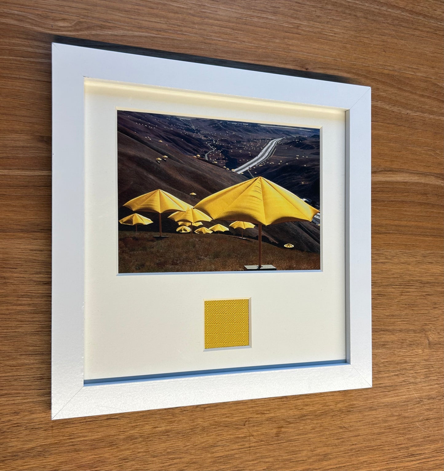 Christo - „The Yellow Umbrellas“ Offsetdruck mit Stofffetzen