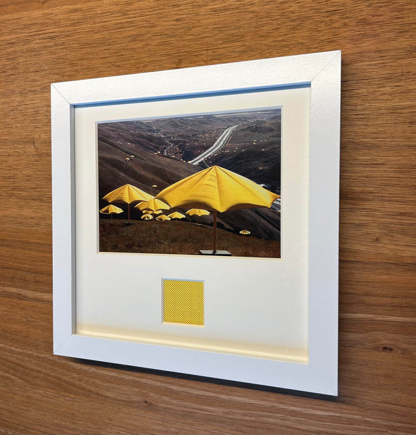 Christo - „The Yellow Umbrellas“ Offsetdruck mit Stofffetzen