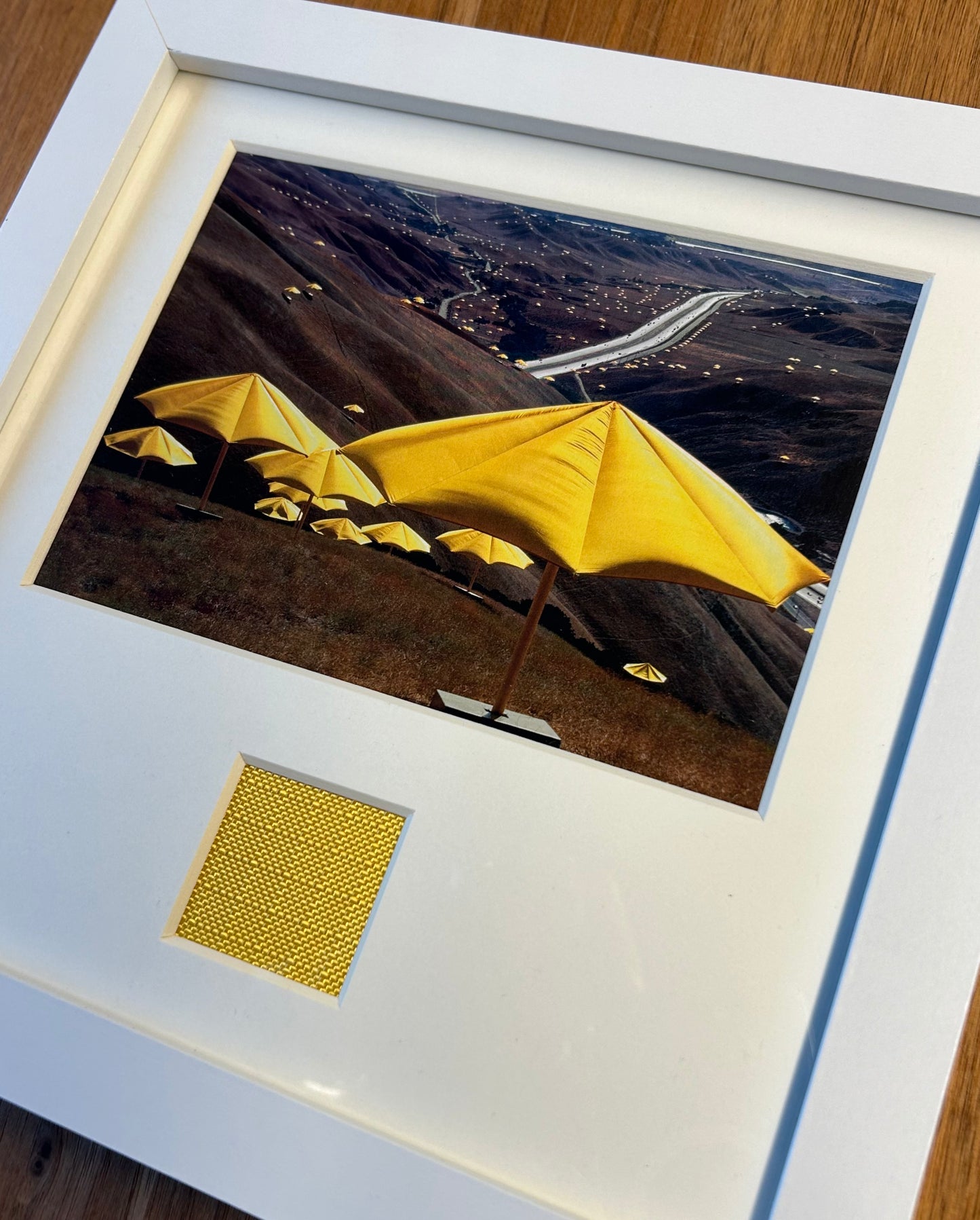Christo - „The Yellow Umbrellas“ Offsetdruck mit Stofffetzen