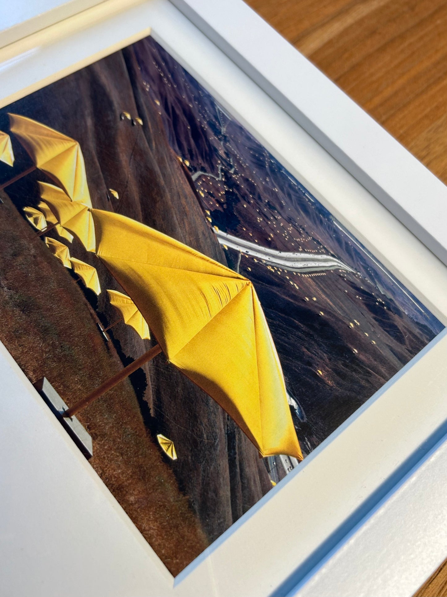 Christo - „The Yellow Umbrellas“ Offsetdruck mit Stofffetzen