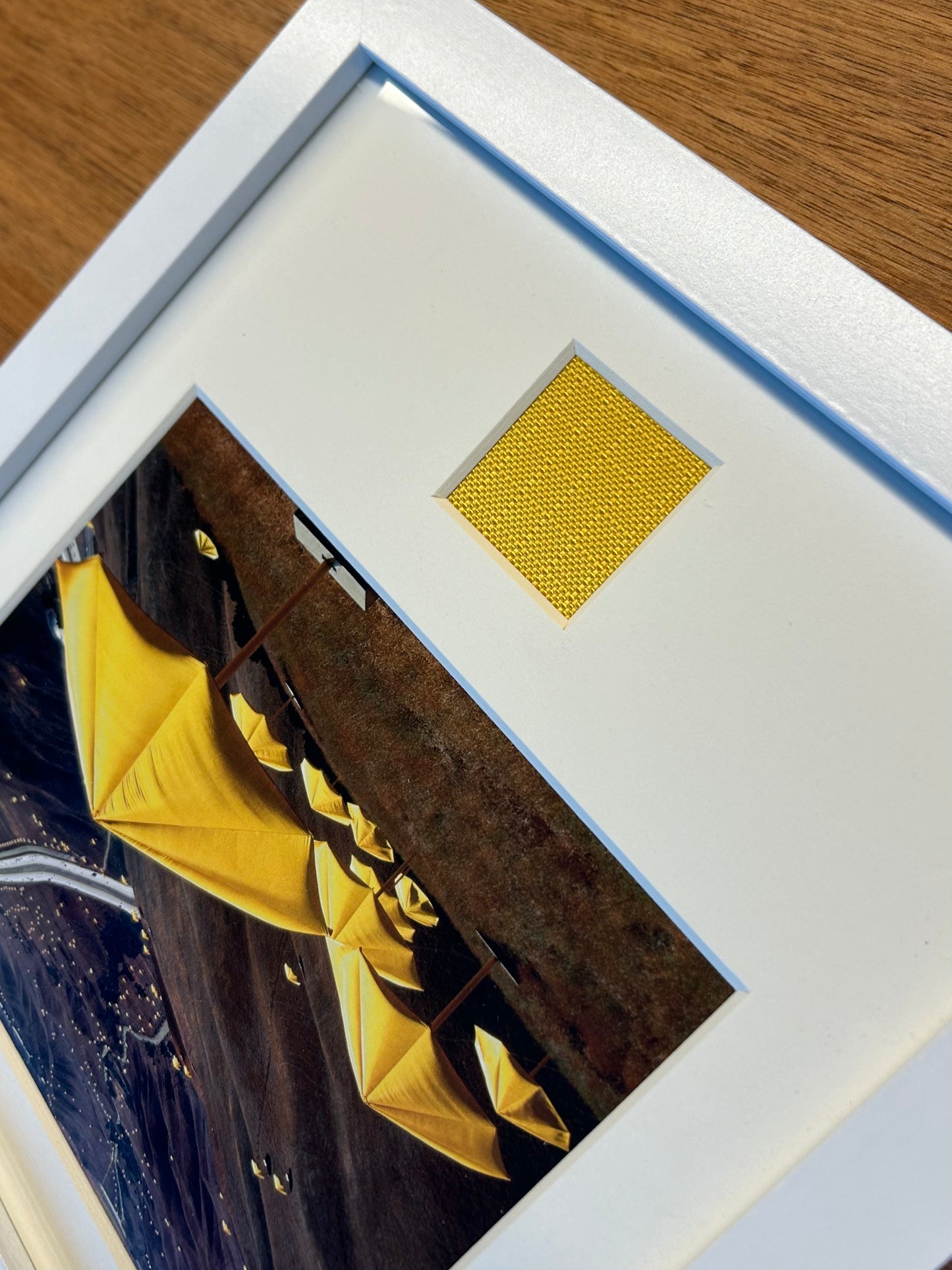 Christo - „The Yellow Umbrellas“ Offsetdruck mit Stofffetzen