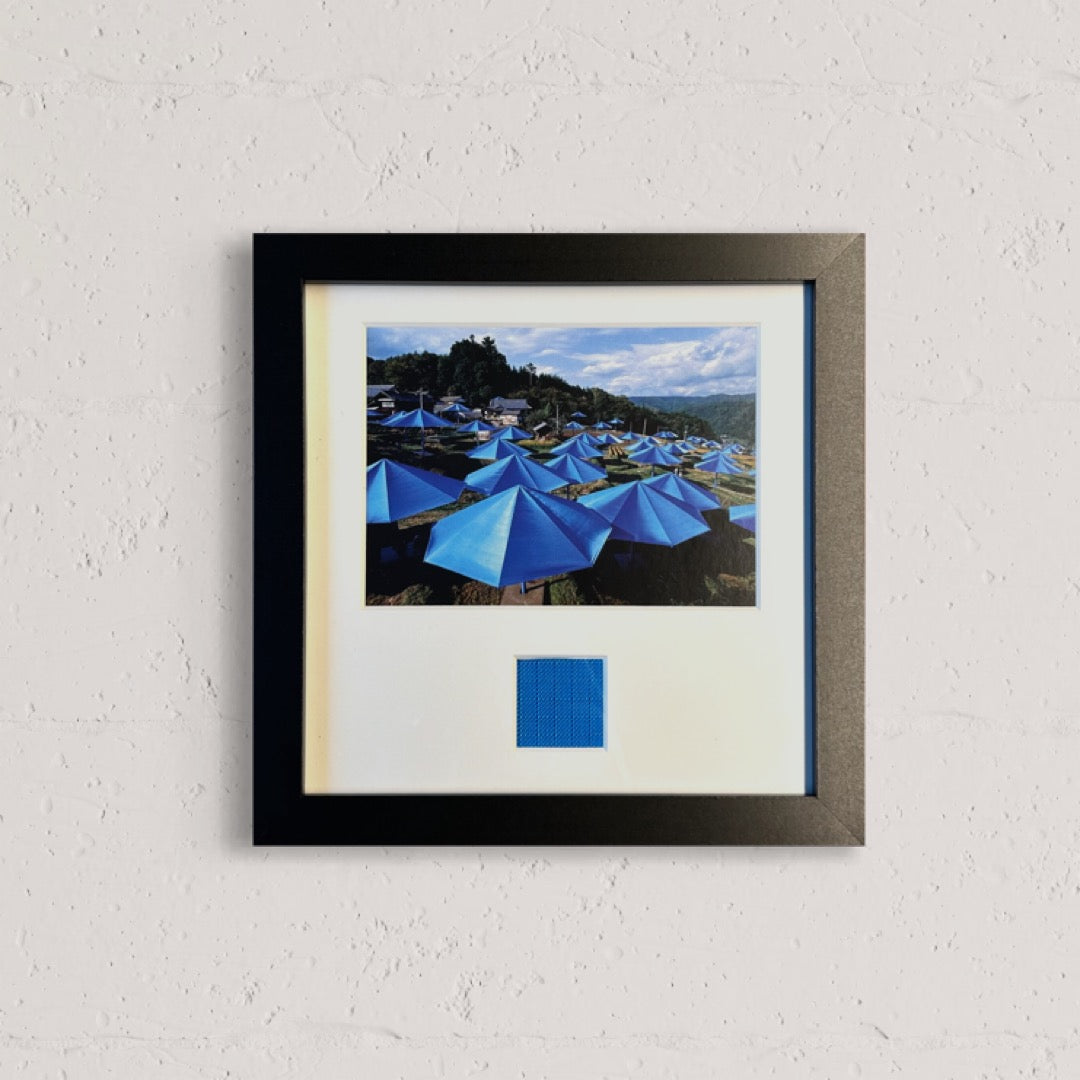 Christo - „The Blue Umbrellas“ Offsetdruck mit Stofffetzen