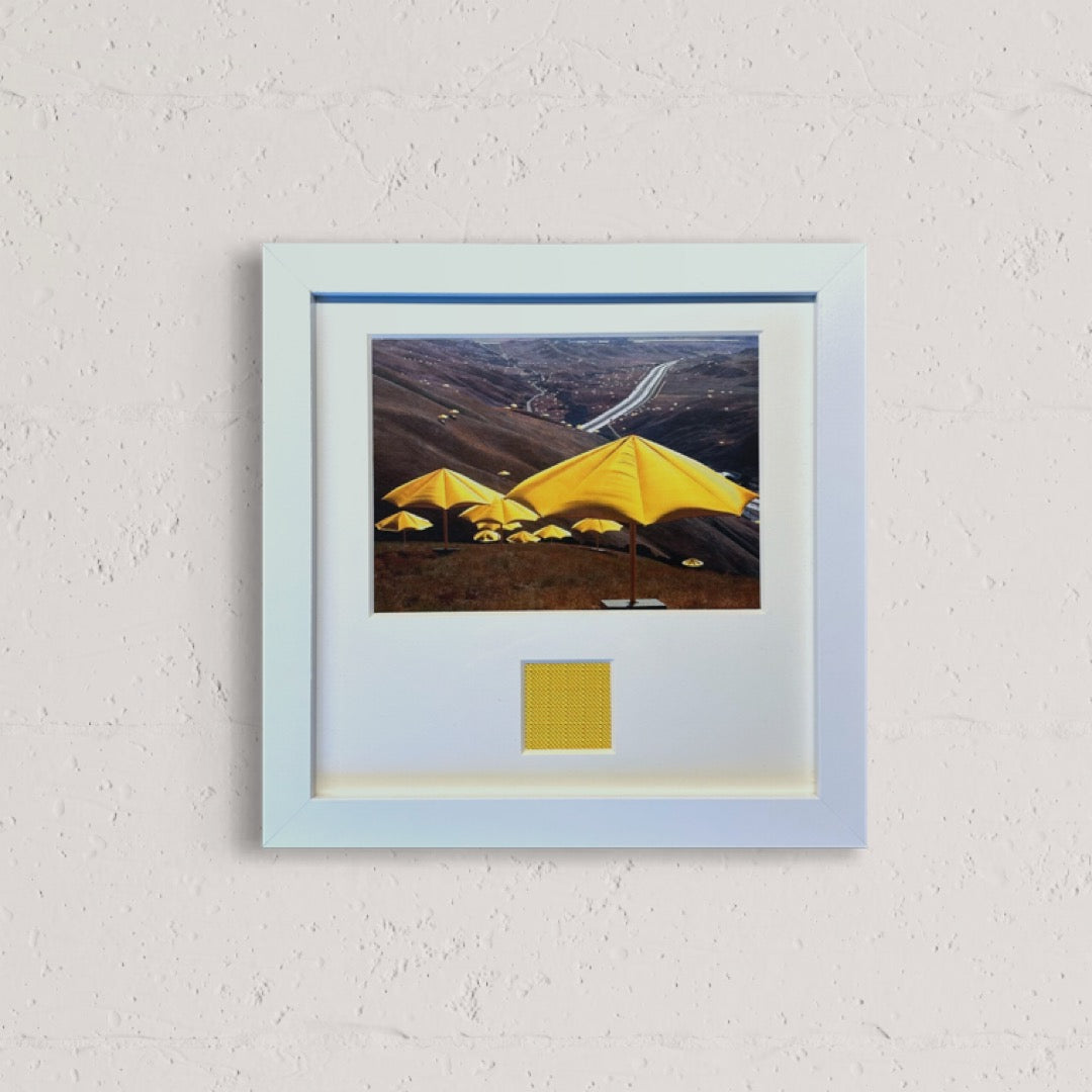 Christo - „The Yellow Umbrellas“ Offsetdruck mit Stofffetzen